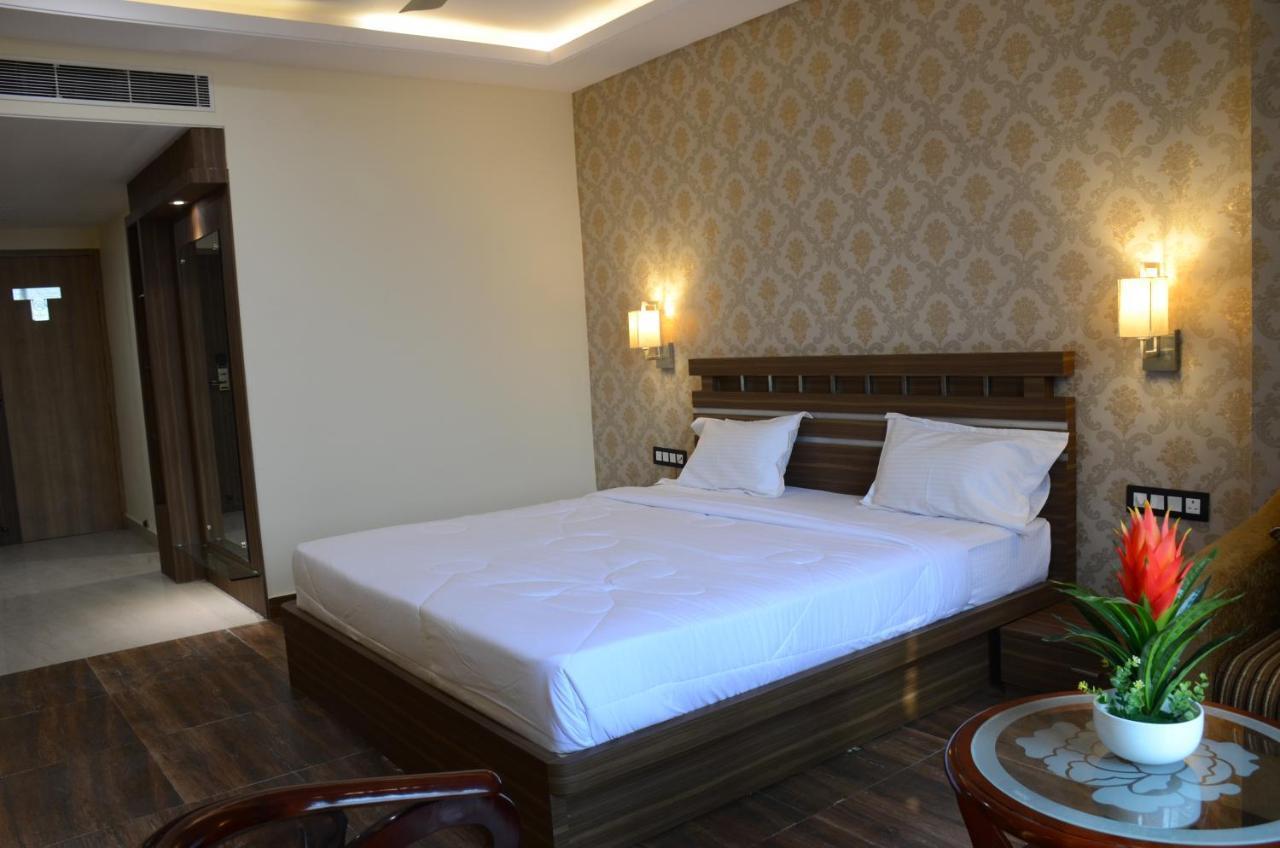 Puja Residency Hotel Varanasi Luaran gambar