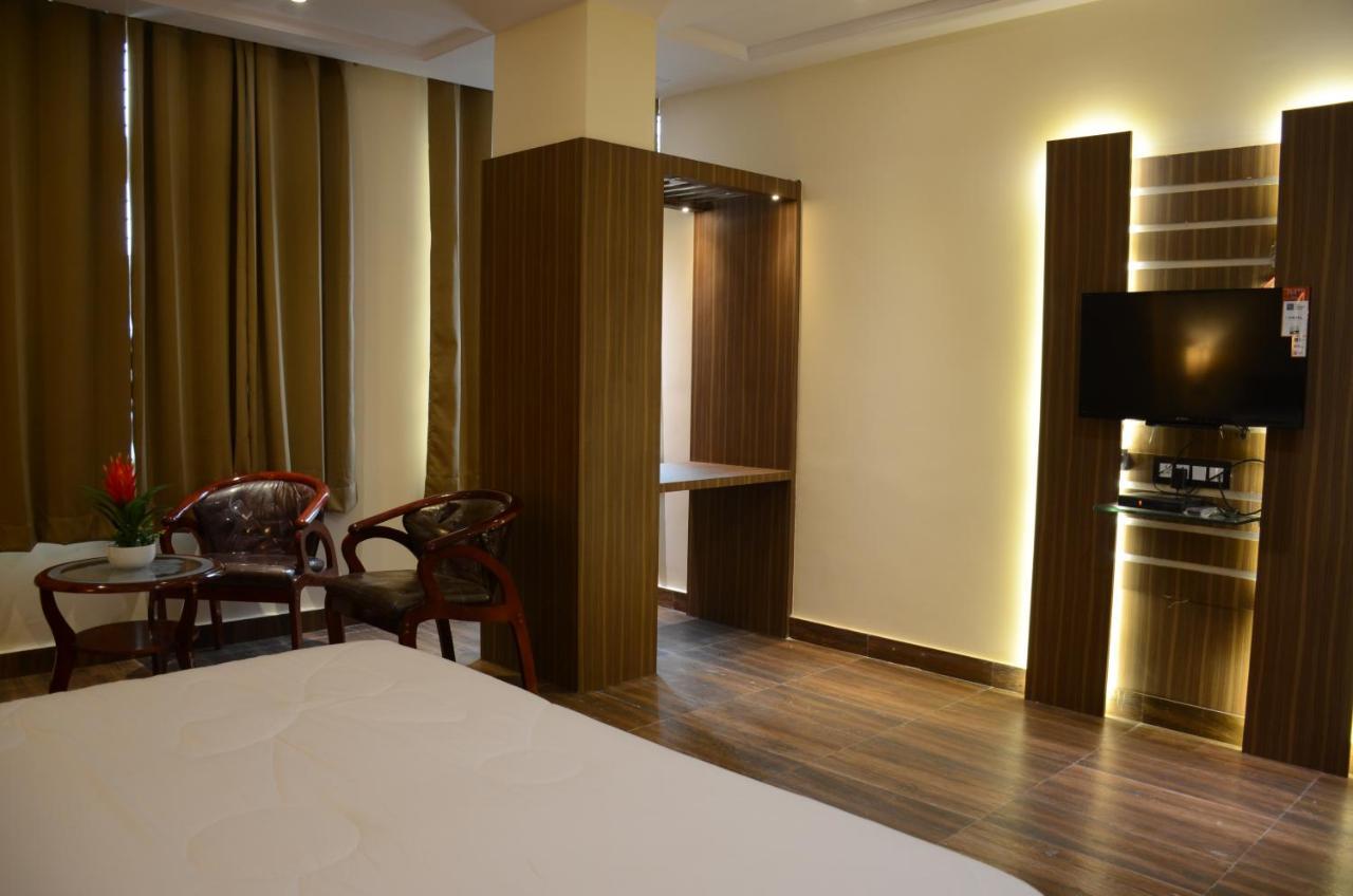 Puja Residency Hotel Varanasi Luaran gambar